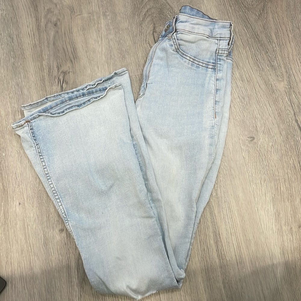 FLARED RIPPED JEANS